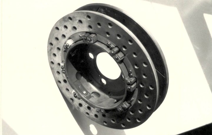 The RS200 twin-rotor discs developped and homologated for the car.