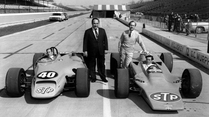 The 1968 evolution of the STP-Paxton Turbocar, entrant Andy Granatelli and driver Joe Leonard, side by side with the Lotus 56, Colin Chapman and Jimmy Clark